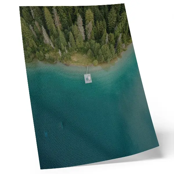 Foto su tela paesaggio del lago nella foresta con clima verde e blu