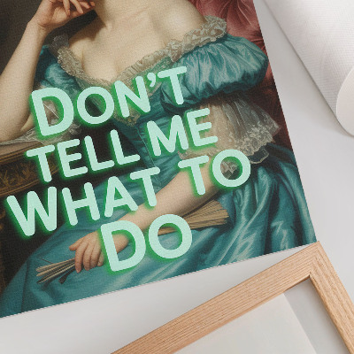Poster Una donna in posa classica con un'iscrizione ironica
