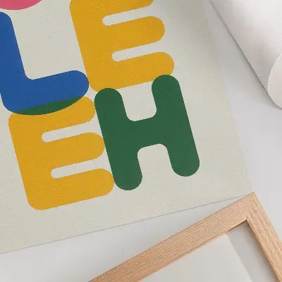 Foto su tela con lettere geometriche dai colori vivaci