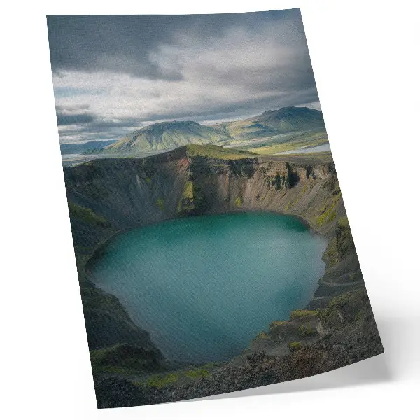 Poster lago turchese con montagne e bellissime nuvole