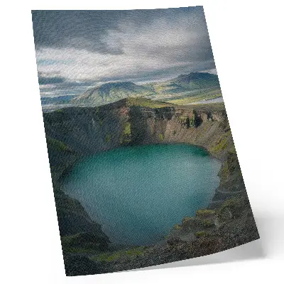 Poster lago turchese con montagne e bellissime nuvole