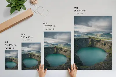 Poster lago turchese con montagne e bellissime nuvole