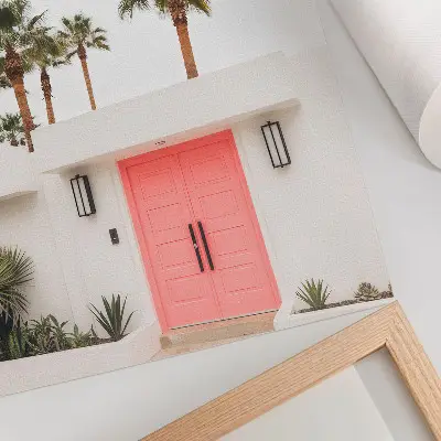 Foto su tela palme con architettura moderna e colori vivaci