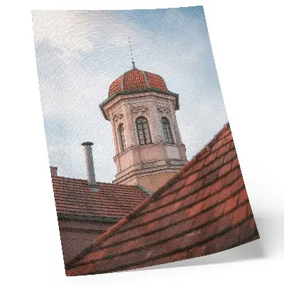 Poster tetto in mattoni rustico di una torre sotto un cielo blu
