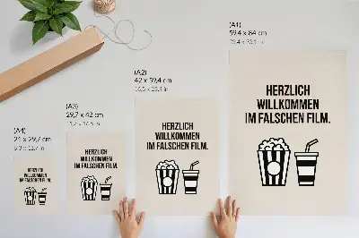 Foto su tela iconografia con testo significativo su sfondo beige stile cinema