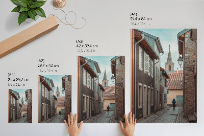 Poster Via stretta, case popolari, torre, cappotto blu