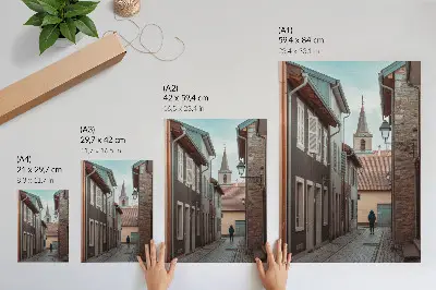 Poster via stretta con case popolari, torre e personaggio con cappotto blu