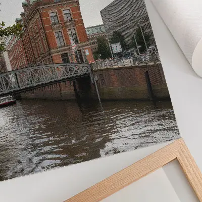 Stampa su tela edificio storico con facciata in mattoni, ponte sul fiume e torretta