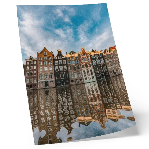 Foto su tela riflesso di case popolari colorate sul canale