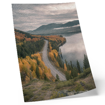 Foto su tela Una strada pittoresca tra gli alberi accanto al lago.