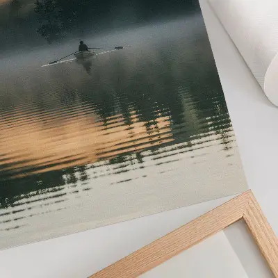Foto su tela barca avvolta nella nebbia sul lago con alberi verdi e riflessi sull'acqua