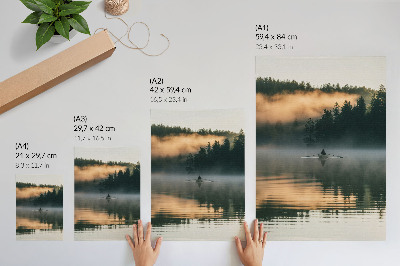 Foto su tela Barca avvolta nella nebbia sul lago, alberi verdi, riflessi sull'acqua.