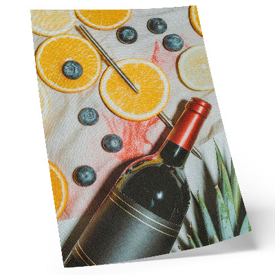 Foto su tela Frutta colorata e vino rosso su sfondo chiaro