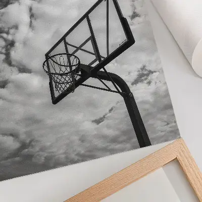 Poster cielo contrastante con nuvole sopra un cesto in un contesto urbano