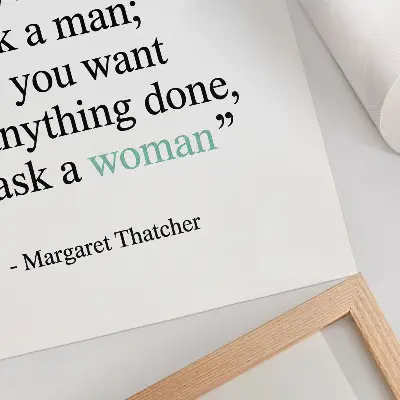 Poster con citazione minimalista che motiva alla semplicità e ispira