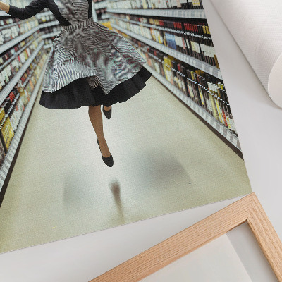 Foto su tela Una donna con un vestito retrò salta in un negozio