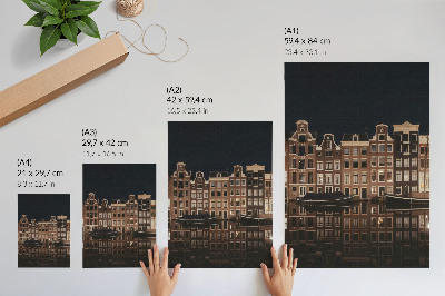 Poster La città notturna si riflette nell'acqua