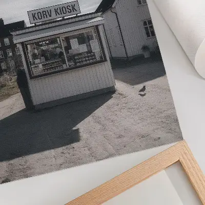Foto su tela chiosco in legno con edifici luminosi dallo stile idilliaco