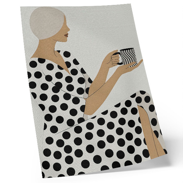 Poster Una donna con un vestito color pisello che tiene in mano una tazza geometrica