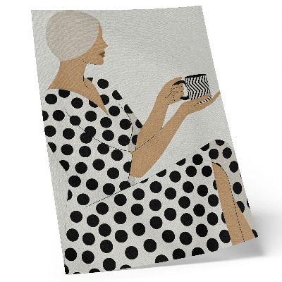Poster Una donna con un vestito color pisello che tiene in mano una tazza geometrica