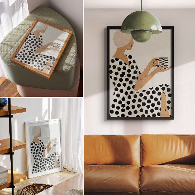 Poster Una donna con un vestito color pisello che tiene in mano una tazza geometrica