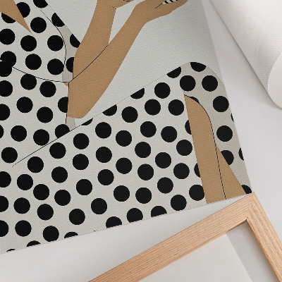 Poster Una donna con un vestito color pisello che tiene in mano una tazza geometrica