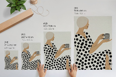 Poster Una donna con un vestito color pisello che tiene in mano una tazza geometrica