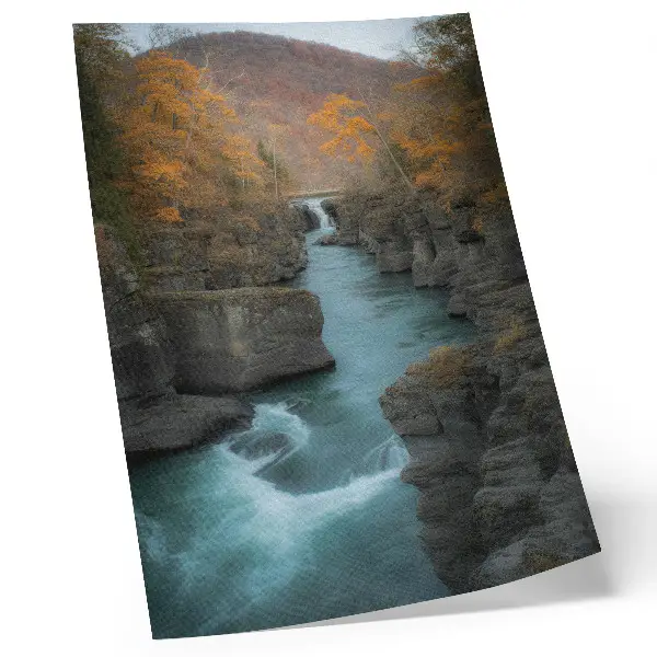 Poster paesaggio autunnale con fiume di montagna e pendii rocciosi