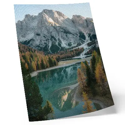 Foto su tela con paesaggio di montagne, foresta e lago con riflessi tra gli alberi colorati
