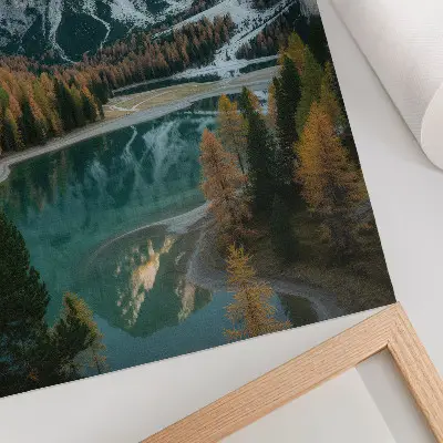 Foto su tela con paesaggio di montagne, foresta e lago con riflessi tra gli alberi colorati