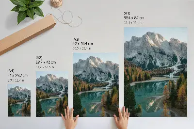 Foto su tela con paesaggio di montagne, foresta e lago con riflessi tra gli alberi colorati