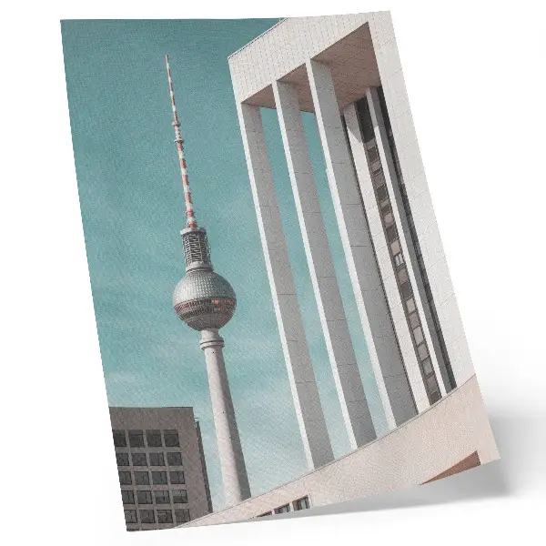 Poster torre minimalista con edifici moderni su cielo blu