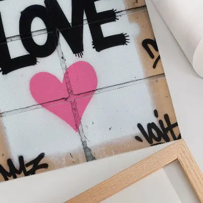Stampa su tela testo graffiti a forma di cuore su muro di cemento
