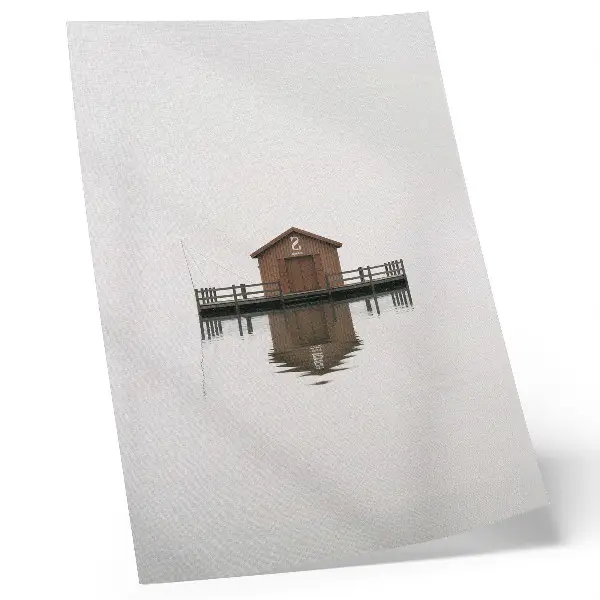 Foto su tela cottage in legno dallo stile minimalista in riva all'acqua