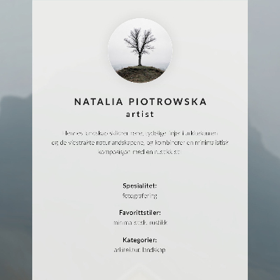 Foto su tela Un cottage in legno dallo stile minimalista in riva all'acqua.