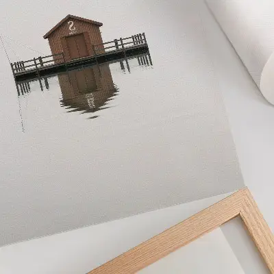 Foto su tela cottage in legno dallo stile minimalista in riva all'acqua