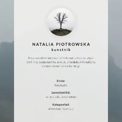 Foto su tela cottage in legno dallo stile minimalista in riva all'acqua