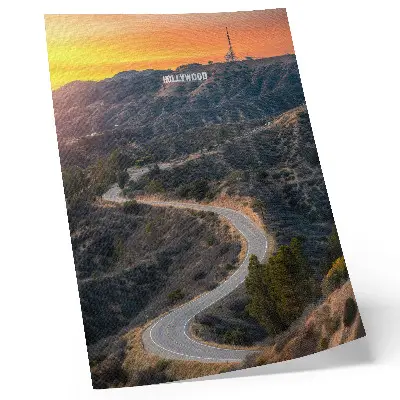 Poster iscrizione sulle colline lungo la strada al tramonto