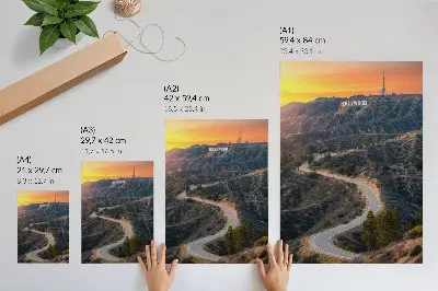 Poster iscrizione sulle colline lungo la strada al tramonto