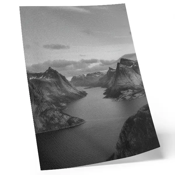Foto su tela montagne grigie e maestose con lago tranquillo
