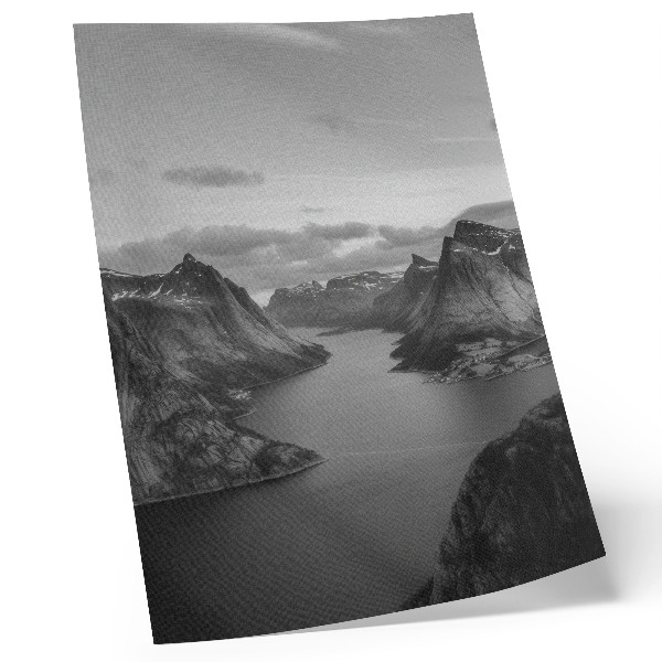 Foto su tela Montagne grigie e maestose, un lago tranquillo