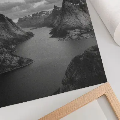 Foto su tela montagne grigie e maestose con lago tranquillo
