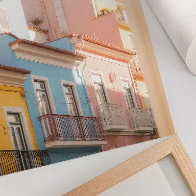 Poster case color pastello, balconi stretti e dettagli delicati