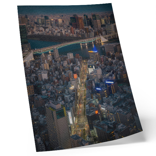 Poster L'eleganza notturna della città, fatta di luci e riflessi.