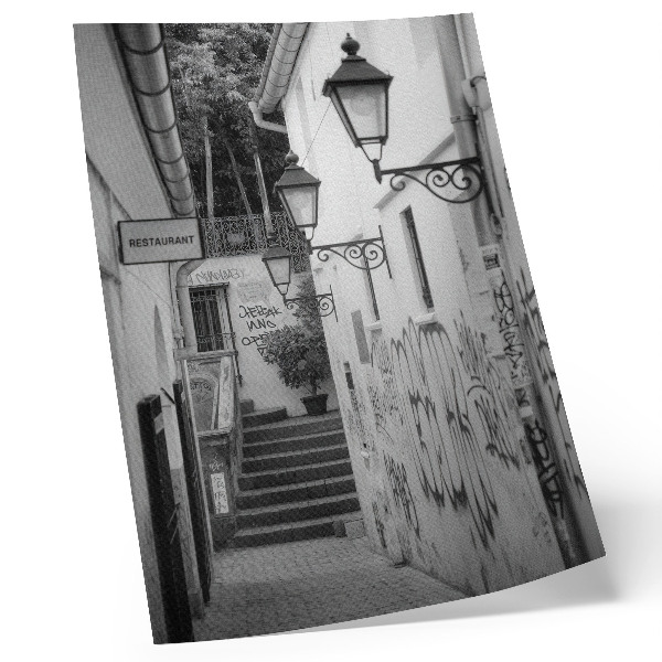 Foto su tela Strada in bianco e nero con graffiti e lampioni.