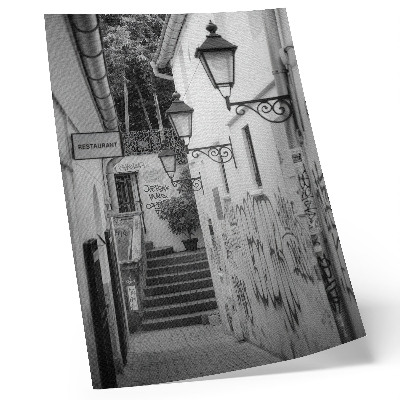 Foto su tela Strada in bianco e nero con graffiti e lampioni.