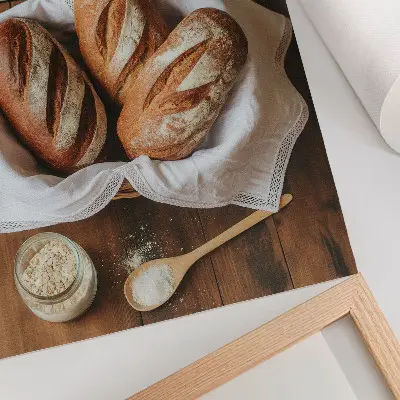 Stampa su tela con cesto del pane, scala, farina e superficie in legno