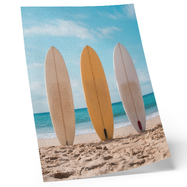 Foto su tela Tavole da surf sulla spiaggia sotto un cielo azzurro
