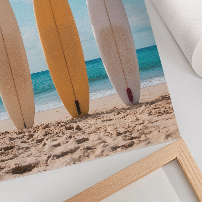 Foto su tela Tavole da surf sulla spiaggia sotto un cielo azzurro
