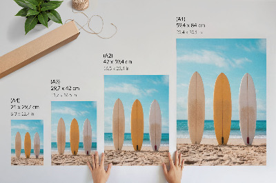 Foto su tela Tavole da surf sulla spiaggia sotto un cielo azzurro